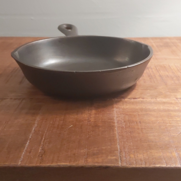 Vintage Unmarked BSR Cast Iron Skillet, #3 - Picture 8 of 14